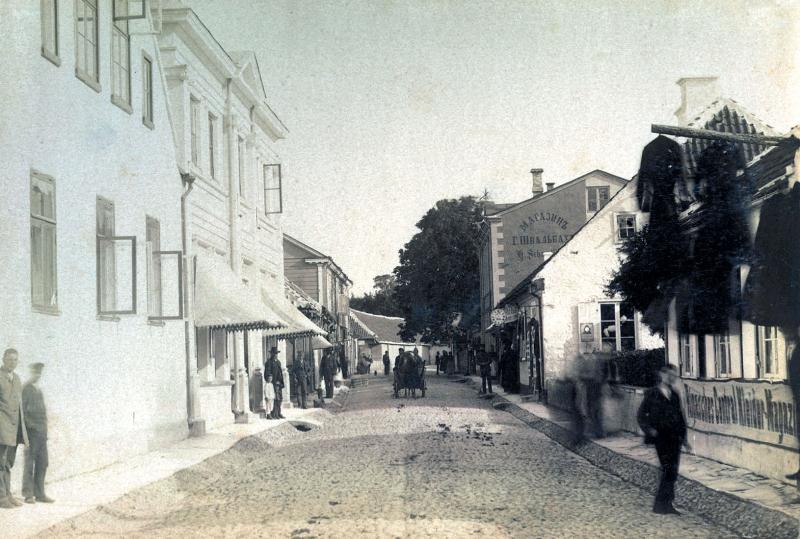 File:Tervitusi Kuressaarest_Kuressaare Kauba tänav aastalaada ajal 1892_052.jpg